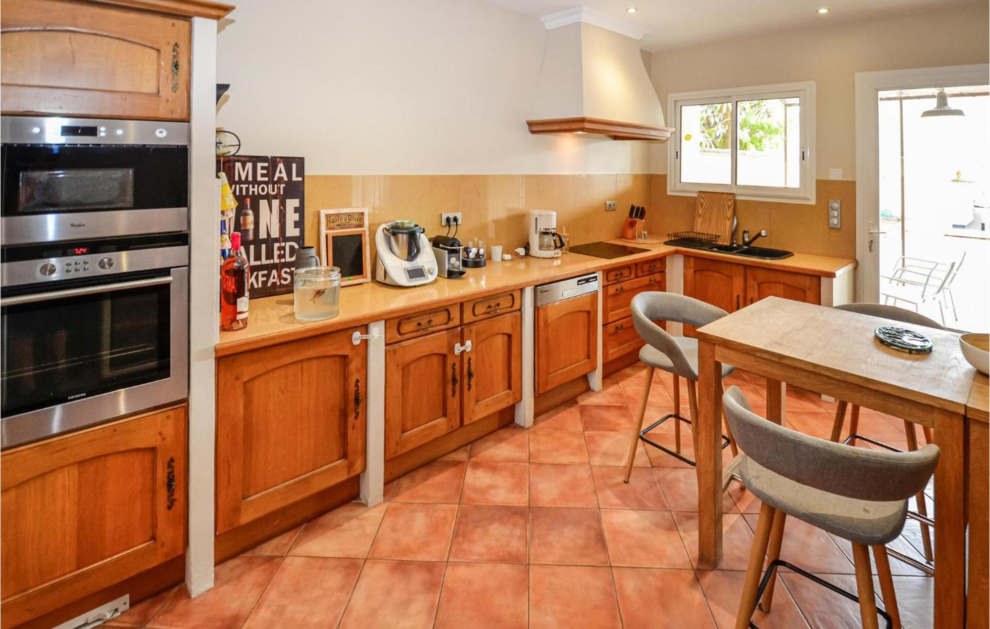 3 Bedroom Awesome Home In Chateuneuf De Gadagne Chateauneuf-de-Gadagne Экстерьер фото